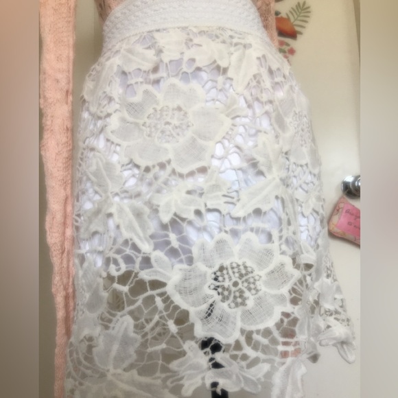 Adorable egg shell colored crochet skirt - Picture 3 of 9